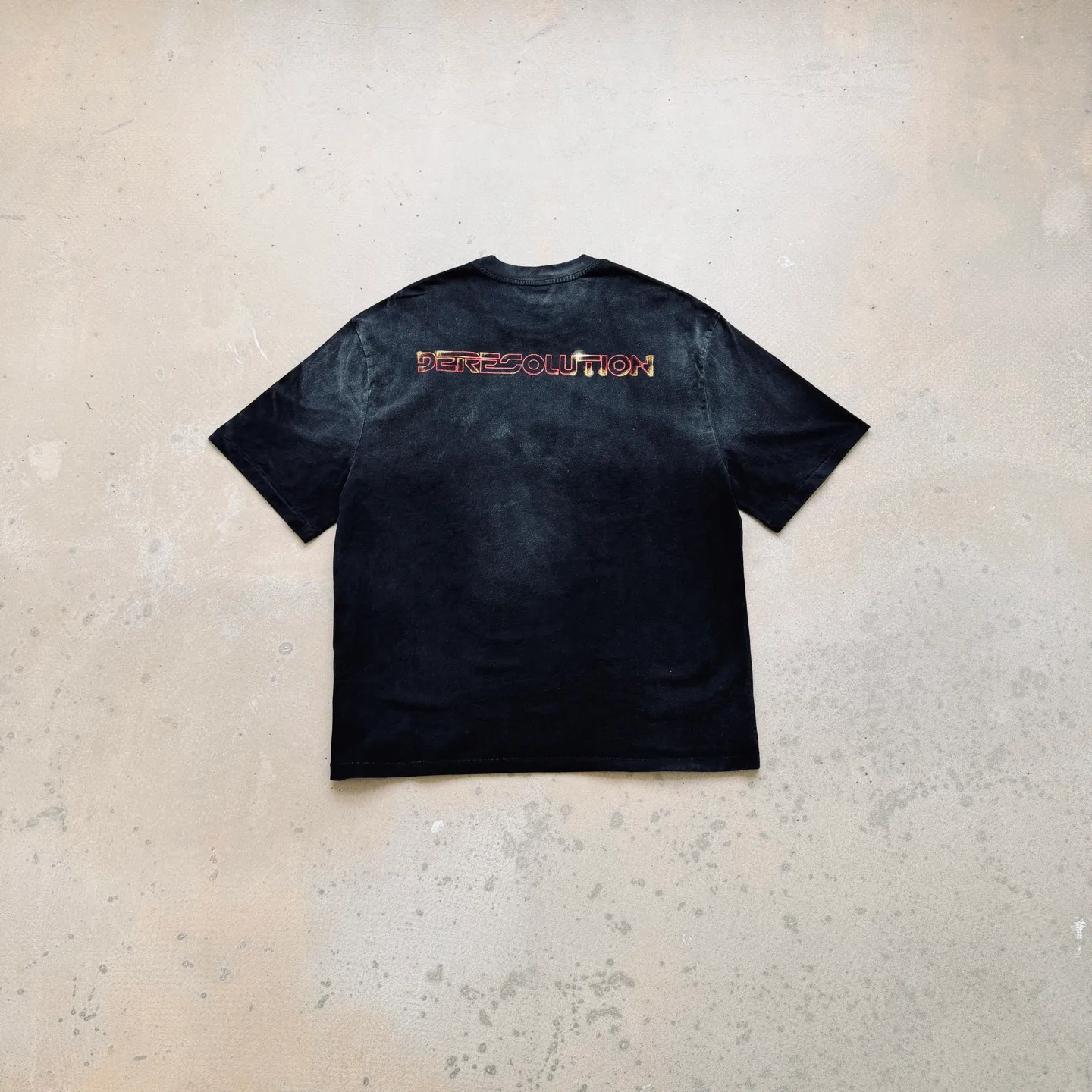 P138 # CTS-107 Saint 26SS "TRON ARES God of War Ares" limited edition. 260g heavyweight pure cotton fabric after washing. Retro single-stitch heaven and earth stitch technology + sandblasting and yeast washing to fade + hand-cut ribs. Size: S M L XL Customized 260g gram weight 100% cotton special washed fabric that is consistent with the original. With the blessing of imitation sun-drying, heavy sandblasting and fading + edge grinding + Assute fermentation and washing, the cotton feel on the surface of the fabric is well presented. Both the texture and feel are ceiling level. After the ready-made garments undergo a series of heavy washing and distressing processes, the retro and high-end sense of the entire garment is directly to the top. The garment making process of the entire garment adopts Saint The most common and complex single-needle sewing process (commonly known as single-thread heaven and earth stitch) among vintage vintage brands such as Michael. The movie "TRON: ARES" is very deep in concept and theme. It subverts the previous setting of the series of "human beings entering the digital world" and instead focuses on "digital existence entering reality". It takes the "emergence" process of Ares ARES from pure program to awakening consciousness as the core, and integrates the concept of "emergence" in biology and informatics. It also uses elements such as Gnostic mythology and Jewish "golem" legends to sublimate the story from a cyberpunk adventure to a philosophical allegory that explores the relationship between human nature and technology. This profound ideological core far exceeds other works of the same type.